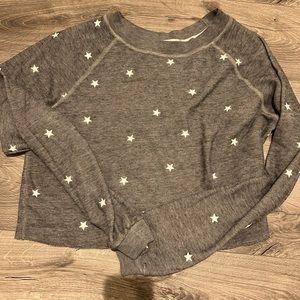 WILDFOX Gray Star Printed Pullover Sweatshirt Top Wide Neck Raw Hem